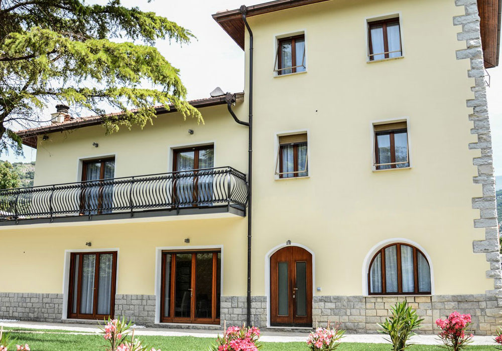 VILLA TORBOLE - recentemente ristrutturata - a pochi passi dal lago VILLA TORBOLE - recentemente ristrutturata - a pochi passi dal lago